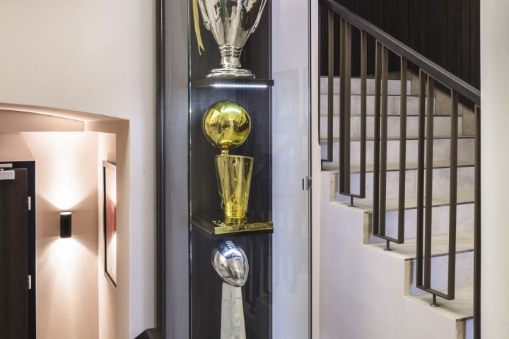 Pokalschrank Hotelhalle